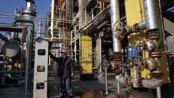 Tehran's oil refinery supervisor Jafar Jaleh Rafati, works at a unit of the refinery, south of the capital Tehran, Iran, Monday, Dec. 22, 2014 - Sputnik International