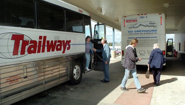 Passengers depart a bus. - Sputnik International
