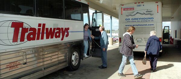 Passengers depart a bus. - Sputnik International