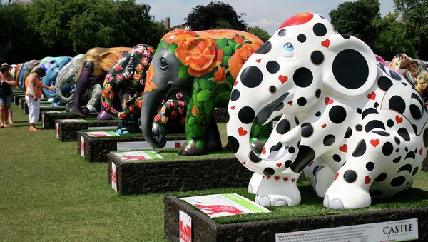 Visitors at the Elephant Parade London exhibition. - Sputnik International