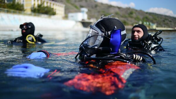 Emergencies Ministry divers inspect shoreline of Alushta city - Sputnik International