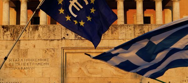Pro-Euro demonstrators wave a Greek flag, right, and a European Union flag - Sputnik International