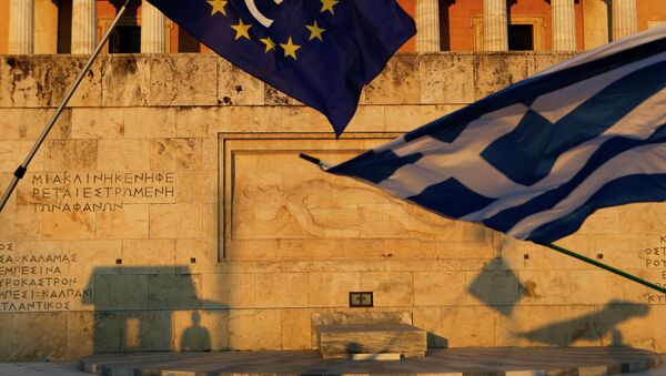 Pro-Euro demonstrators wave a Greek flag, right, and a European Union flag - Sputnik International