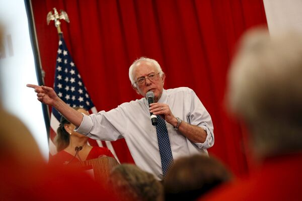 Vermont Senator and U.S. Democratic presidential candidate Bernie Sanders speaks after receiving an endorsement by the National Nurses United in Oakland, California August 10, 2015 Vermont Senator and U.S. Democratic presidential candidate Bernie Sanders speaks after receiving an endorsement by the National Nurses United in Oakland, California August 10, 2015 - Sputnik International