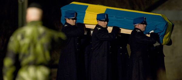Six Swedish soldiers carry the coffin of Swedish soldier, Sargent Kenneth Wallin, from a Swedish Air Force Hercules aircraft upon arrival at Arna airport in Uppsala on October 19, 2010 Six Swedish soldiers carry the coffin of Swedish soldier, Sargent Kenneth Wallin, from a Swedish Air Force Hercules aircraft upon arrival at Arna airport in Uppsala on October 19, 2010 - Sputnik International