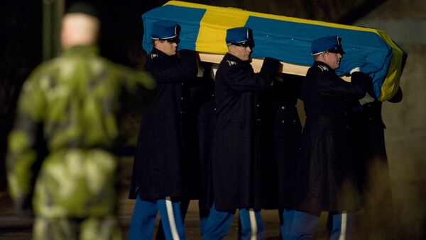 Six Swedish soldiers carry the coffin of Swedish soldier, Sargent Kenneth Wallin, from a Swedish Air Force Hercules aircraft upon arrival at Arna airport in Uppsala on October 19, 2010 - Sputnik International