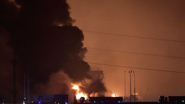Smoke and fire rises after an explosion in the Binhai New Area in north China's Tianjin Municipality on Thursday Aug. 13, 2015. - Sputnik International