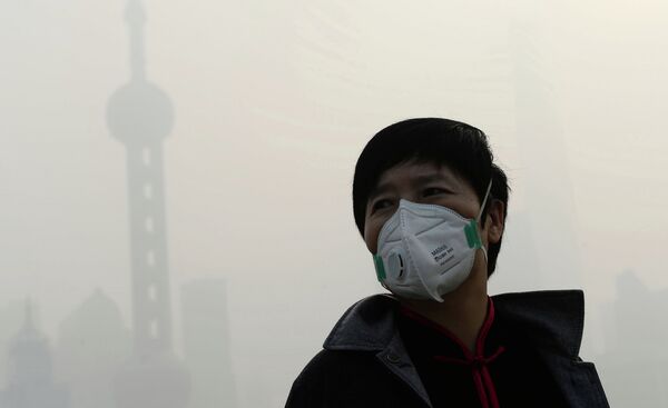 A man wearing a mask amid heavy smog on the Bund in Shanghai as local meteorological department issued a yellow alert for smog A man wearing a mask amid heavy smog on the Bund in Shanghai as local meteorological department issued a yellow alert for smog - Sputnik International