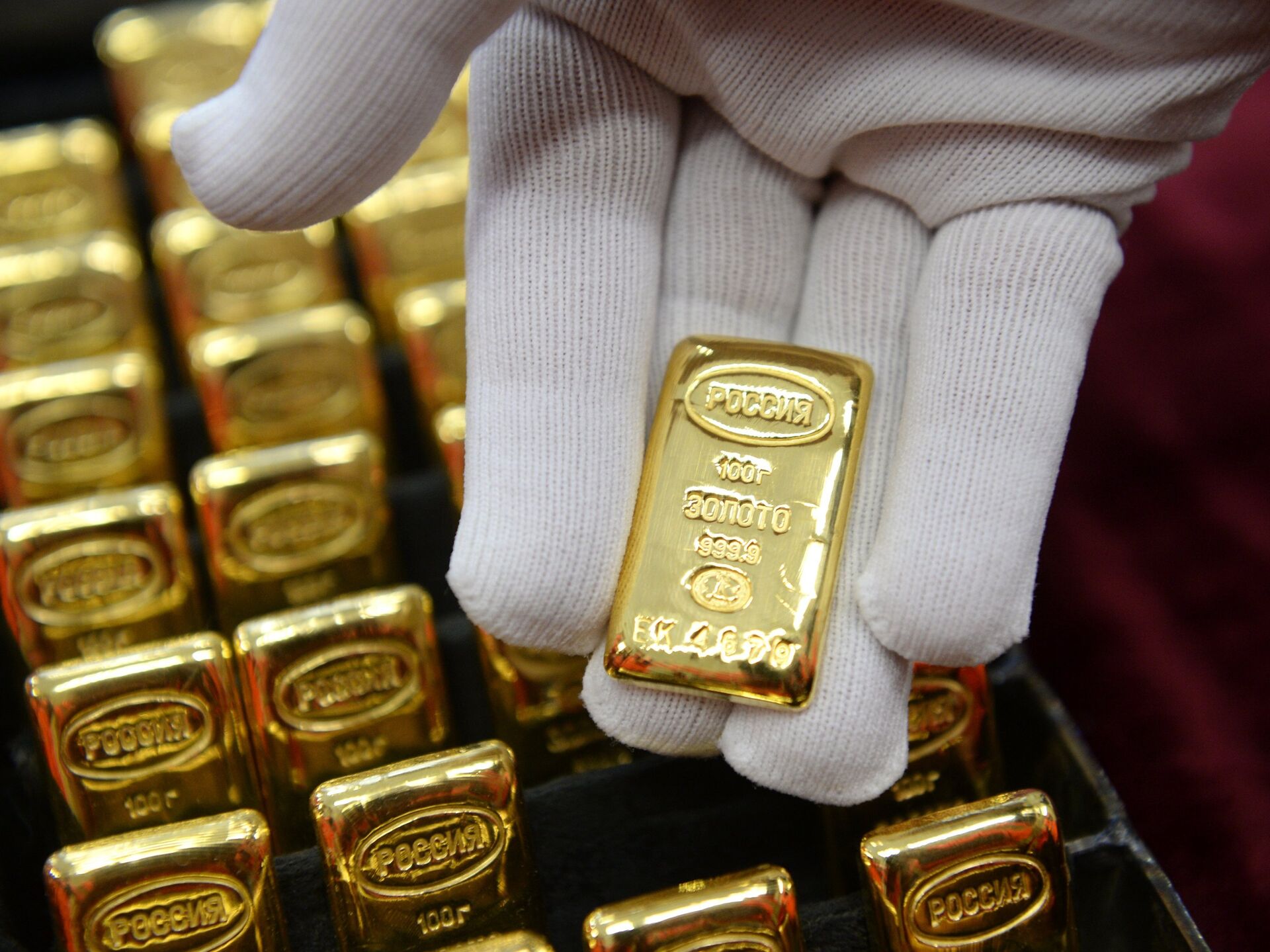 Покупка золота первый. Слиток золота 20г. Слиток золота 1 кг. Слитки российского золота. Слитки золота в чемодане.