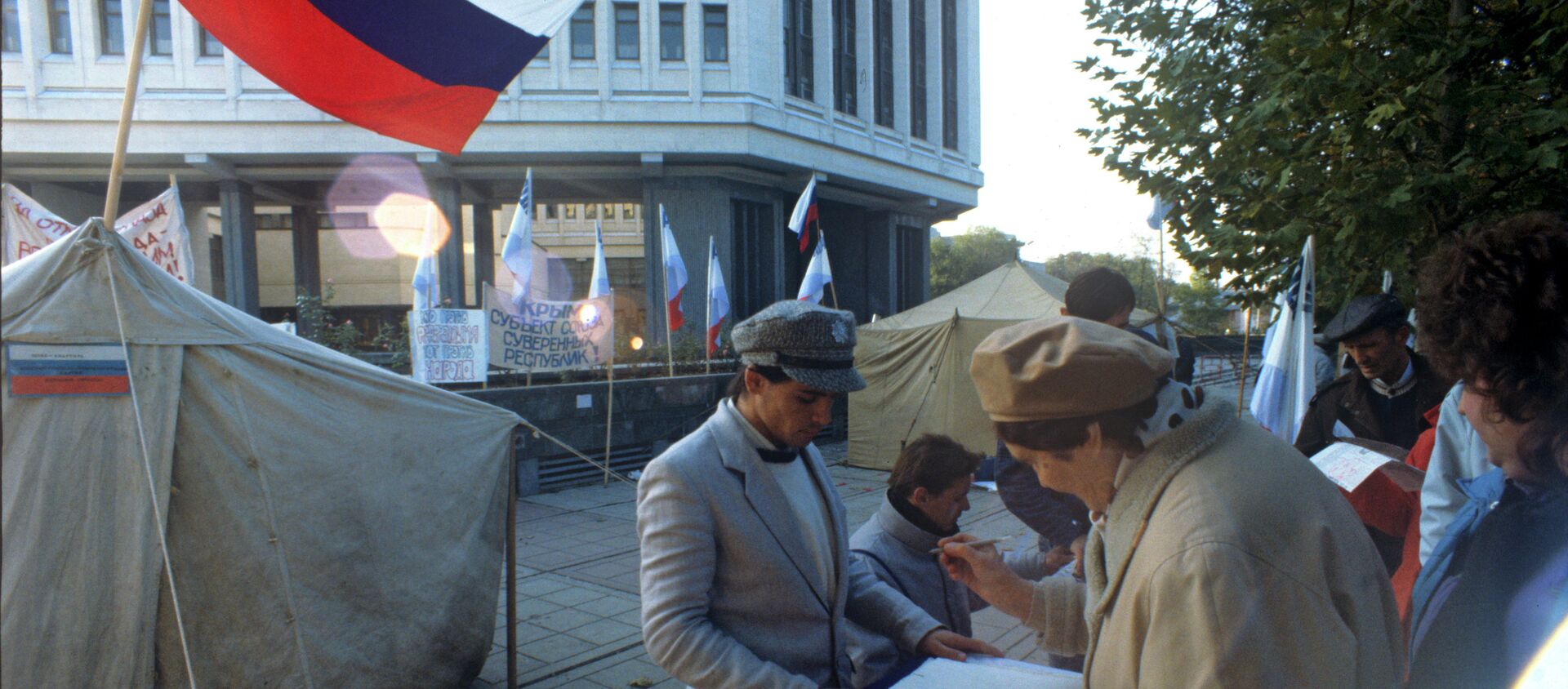 Activists of the Crimean Republican Movement collecting signatures for holding a referendum on the peninsula’s independence - Sputnik International, 1920, 13.08.2015