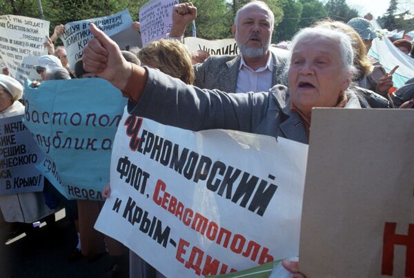 A woman with a banner saying “Black Sea Fleet, Sevastopol and Crimea are a unified whole” 1992 A woman with a banner saying “Black Sea Fleet, Sevastopol and Crimea are a unified whole” 1992 - Sputnik International