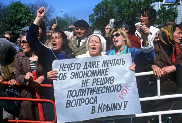 A woman with a banner saying “One can’t even dream about economy without solving the political question in Crimea” 1992 A woman with a banner saying “One can’t even dream about economy without solving the political question in Crimea” 1992 - Sputnik International