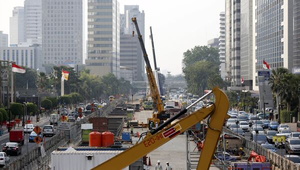 Workers using heavy machinery are seen constructing the new MRT line in central Jakarta, Indonesia July 2, 2015 - Sputnik International