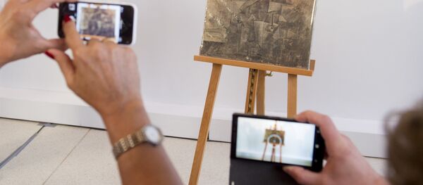 People photograph a Pablo Picasso painting, La Coiffeusse, or The Hairdresser, during a repatriation ceremony at the French Embassy in Washington, DC, August 13, 2015 - Sputnik International