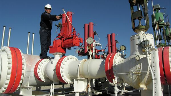 Gas pipeline worker checks the valves at the Yapracik installations of Turkey's state-run BOTAS gas company on the outskirts of Ankara - Sputnik International