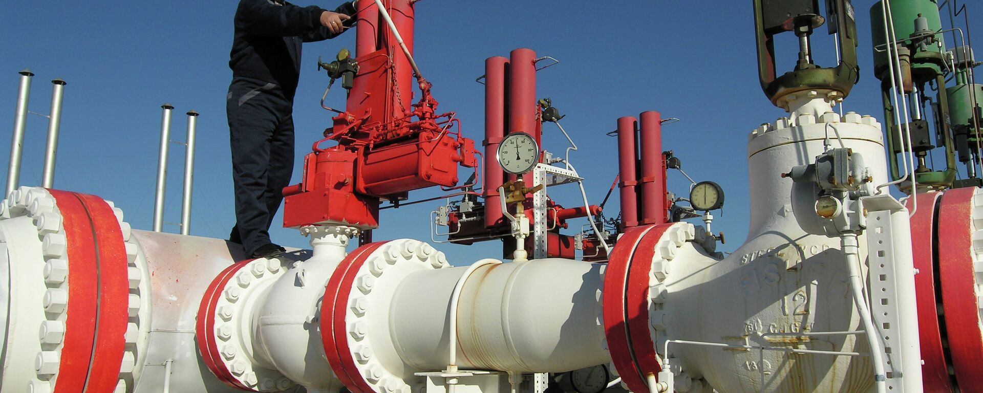 Gas pipeline worker checks the valves at the Yapracik installations of Turkey's state-run BOTAS gas company on the outskirts of Ankara - Sputnik International, 1920, 07.10.2021