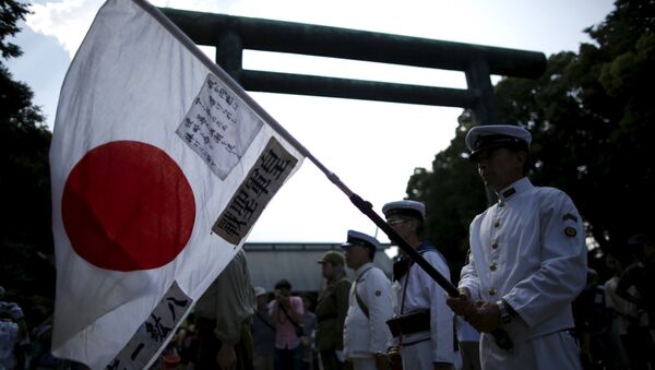 Men dressed as Japanese imperial army soldiers and sailors hold the Japanese national flag at Yasukuni Shrine in Tokyo August 15, 2015, to mark the 70th anniversary of Japan's surrender in World War Two - Sputnik International