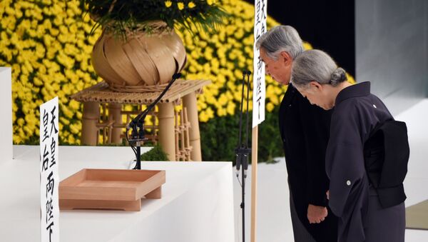 Emperor Akihito (L) and Empress Michiko (R) offer silence prayers before the altar during the annual memorial service for war victims in Tokyo on August 15, 2015 - Sputnik International