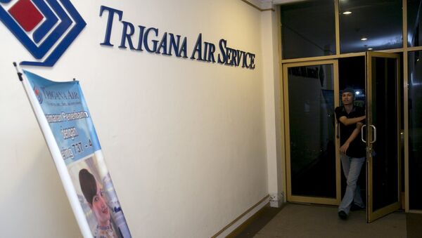 A man walks into the entrance of Trigana Air's office in Jakarta, Indonesia August 16, 2015 - Sputnik International