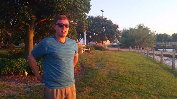 Colorblind Guy Tries On Enchroma Color For The Colorblind Glasses At Sunset - Sputnik International