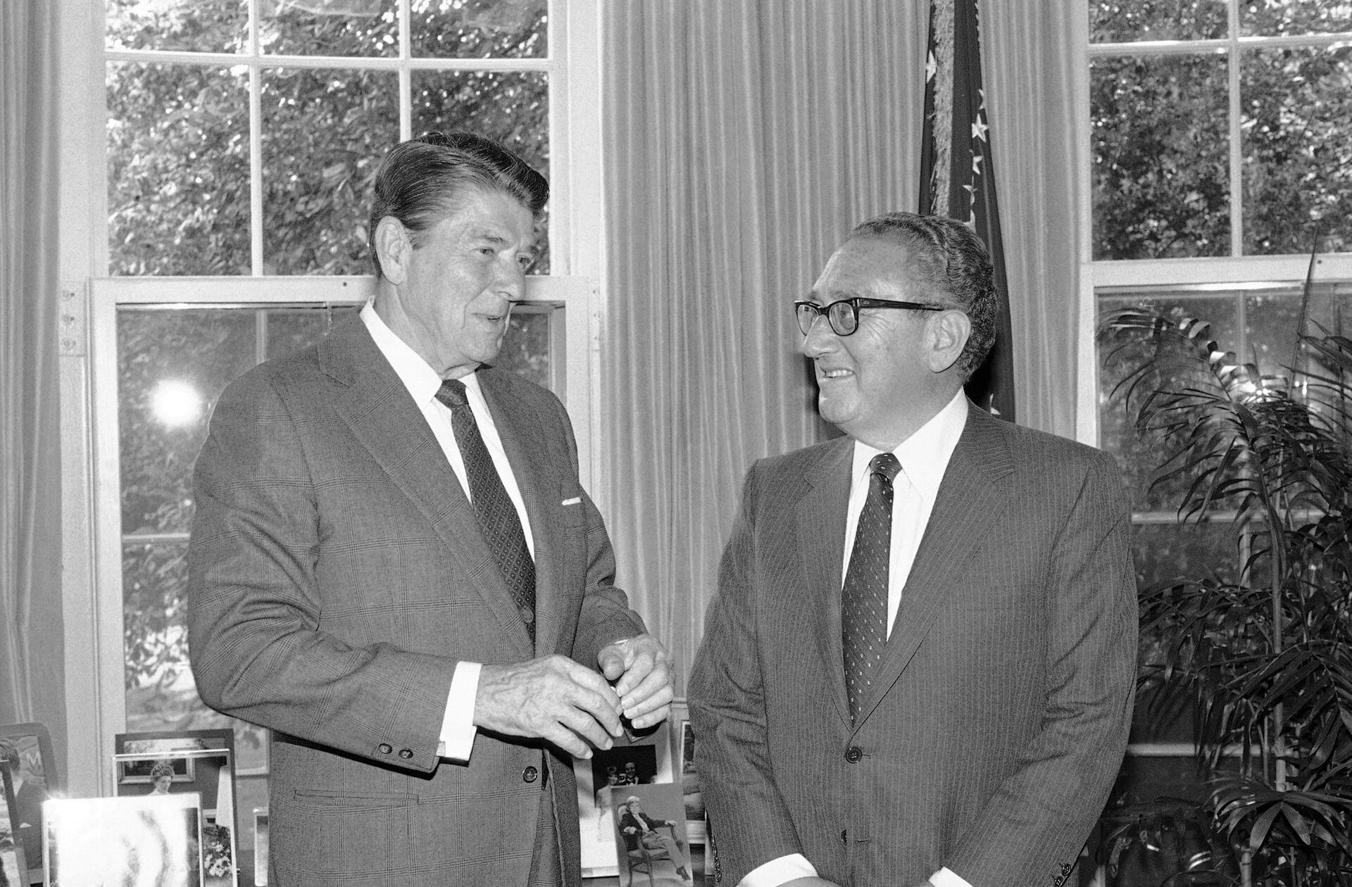 US President Ronald Reagan talks with former Secretary of State Henry Kissinger in the Oval Office of the White House, Tuesday, Sept. 25, 1984 in Washington.  - Sputnik International, 1920, 08.02.2022