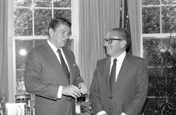 US President Ronald Reagan talks with former Secretary of State Henry Kissinger in the Oval Office of the White House, Tuesday, Sept. 25, 1984 in Washington. US President Ronald Reagan talks with former Secretary of State Henry Kissinger in the Oval Office of the White House, Tuesday, Sept. 25, 1984 in Washington. - Sputnik International