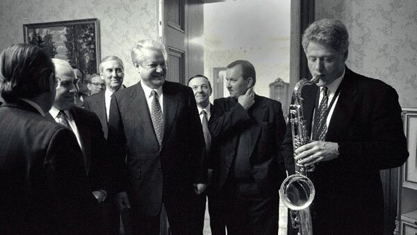 President Bill Clinton plays the saxophone presented to him by Russian President Boris Yeltsin at a private dinner hosted by President Yeltsin at Novoya Ogarova Dacha, Russia - Sputnik International