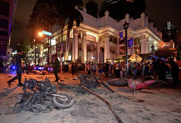 Thai soldiers inspect the scene after a bomb exploded - Sputnik International