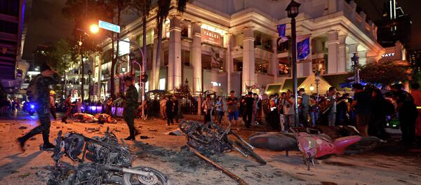 Thai soldiers inspect the scene after a bomb exploded - Sputnik International