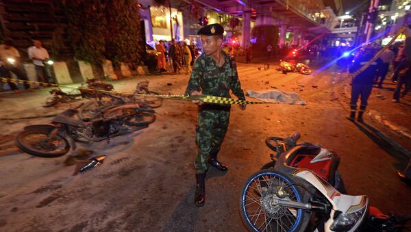 A Thai soldier ropes off the scene after a bomb exploded outside a religious shrine in central Bangkok - Sputnik International