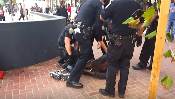 Fourteen San Francisco officers subdue a homeless man with one leg. - Sputnik International