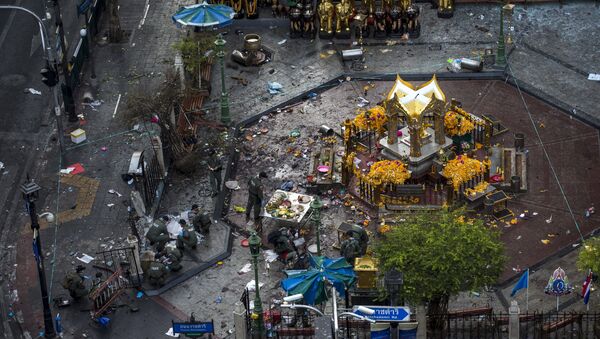 Experts investigate the Erawan shrine at the site of a deadly blast in central Bangkok, Thailand, August 18, 2015 - Sputnik International