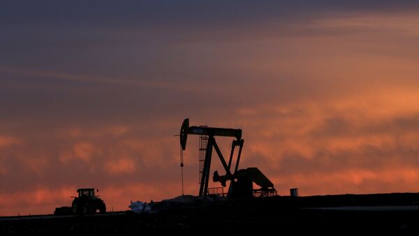 A well pump works at sunset on a farm near Sweetwater, Texas - Sputnik International