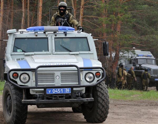 An armored Tiger SUV (left) takes part in field training exercises out on the range in Khokholskiy district of the Voronezh region - Sputnik International