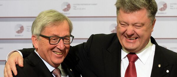 Ukrainian President Petro Poroshenko (L) is greeted by President of the European Commission Jean-Claude Juncker Ukrainian President Petro Poroshenko (L) is greeted by President of the European Commission Jean-Claude Juncker - Sputnik International