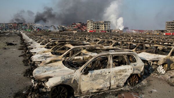 Smoke billows from the site of an explosion that reduced a parking lot filled with new cars to charred remains at a warehouse in northeastern China's Tianjin municipality, Thursday, Aug. 13, 2015 - Sputnik International