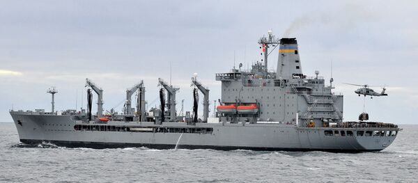 Sea Hawk picks up cargo from USNS Guadalupe - Sputnik International