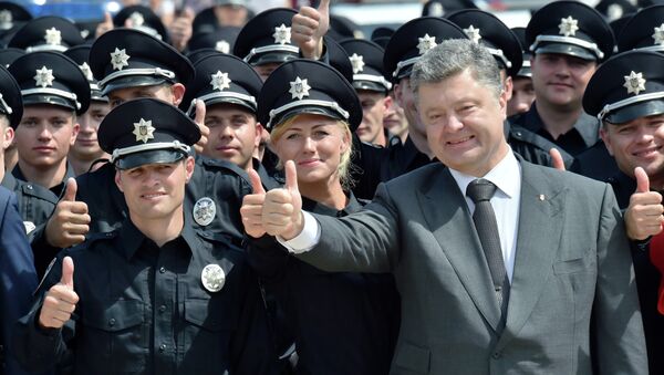 Ukrainian President Petro Poroshenko gives the thumbs up as he poses with newly graduated police officers during an official ceremony in Kiev, on July 4, 2015 - Sputnik International