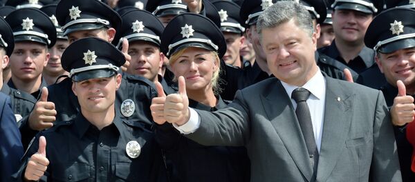 Ukrainian President Petro Poroshenko gives the thumbs up as he poses with newly graduated police officers during an official ceremony in Kiev, on July 4, 2015 Ukrainian President Petro Poroshenko gives the thumbs up as he poses with newly graduated police officers during an official ceremony in Kiev, on July 4, 2015 - Sputnik International