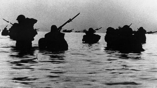 Silhouetted against the twilight, invading Japanese soldiers are seen as they wade ashore south of Shanghai, on May 13, 1941 - Sputnik International