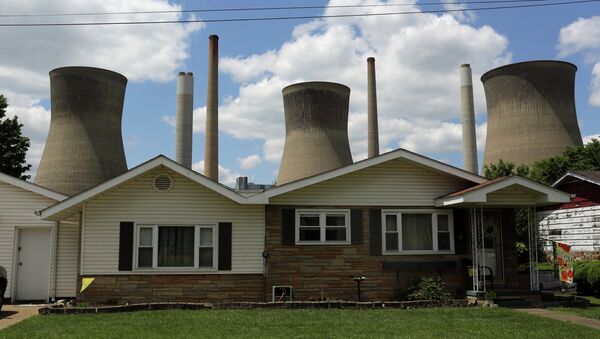 The John Amos coal-fired power plant is seen behind a home in Poca, West Virginia - Sputnik International