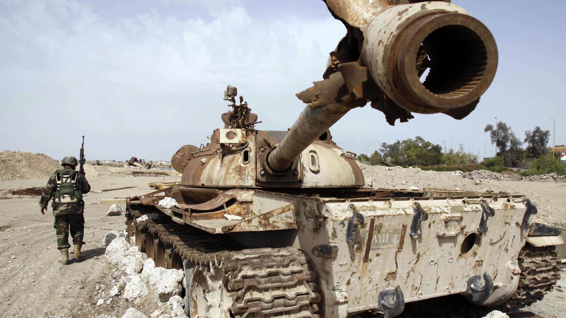 An Iraqi soldier is seen near an Iraqi Army tank, which was destroyed in the US-led invasion, in Basra, Iraq's second-largest city, 550 kilometers (340 miles) southeast of Baghdad, Iraq, Thursday, April 9, 2009 - Sputnik International, 1920, 21.03.2023