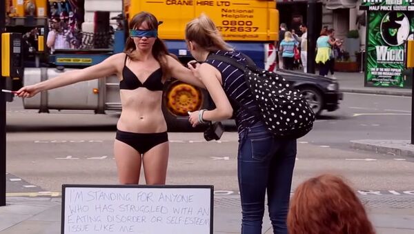 Girl Undresses in Public to Raise Awareness About Body Issues - Sputnik International