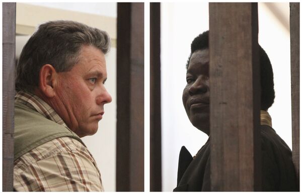 A combination photo shows Zimbabwean safari operator Honest Ndlovu (R) and fellow countryman and hunter Theo Bronkhorst waiting to appear in Hwange magistrates court, July 29, 2015 A combination photo shows Zimbabwean safari operator Honest Ndlovu (R) and fellow countryman and hunter Theo Bronkhorst waiting to appear in Hwange magistrates court, July 29, 2015 - Sputnik International