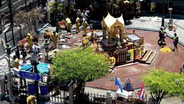 Investigations continue at the Erawan Shrine the morning after an explosion in Bangkok, Thailand, Tuesday, Aug. 18, 2015 - Sputnik International