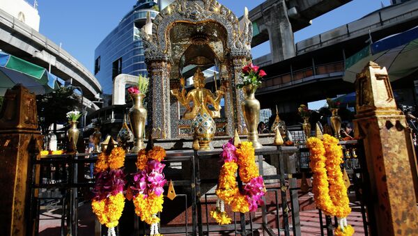 The statue of Phra Phrom, which is the Thai interpretation of the Hindu god Brahma, at the Erawan Shrine at Rajprasong intersection in Bangkok, Thailand, Wednesday, Aug. 19, 2015 - Sputnik International