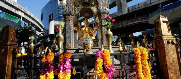 The statue of Phra Phrom, which is the Thai interpretation of the Hindu god Brahma, at the Erawan Shrine at Rajprasong intersection in Bangkok, Thailand, Wednesday, Aug. 19, 2015 - Sputnik International