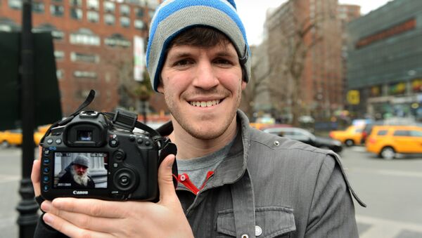 Brandon Stanton (L), creator of the Humans of New York blog, shows an image he took of a man named Carl February 22, 2013 across the street from Union Square in New York - Sputnik International