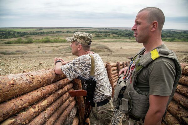Ukrainian servicemen stand in a trench on the position of Ukrainian forces near Popasna, in the Donetsk region, on August 18, 2015 Ukrainian servicemen stand in a trench on the position of Ukrainian forces near Popasna, in the Donetsk region, on August 18, 2015 - Sputnik International