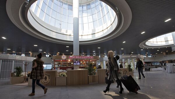 Passengers inside the renovated Pulkovo-1 airport terminal. - Sputnik International